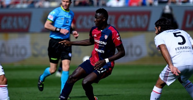 Yael Trepy im Trikot von Cagliari Calcio auf dem Spielfeld