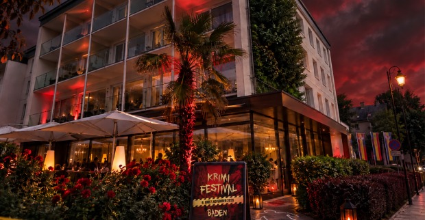 Das At the Park Hotel vor nächtlicher Kulisse | Credit: AI-generiert/At the Park Hotel