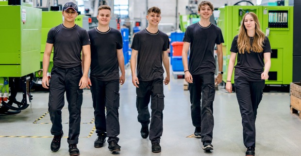 Team junger Lehrlinge in schwarzer Kleidung | Credit: ELMET