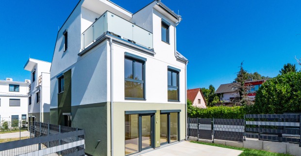 Idyllisch gelegenes Wohnhaus im Grünen | Credit: KI-optimiert/Echtfotos mit virtueller Möblierung/Glorit Bausysteme