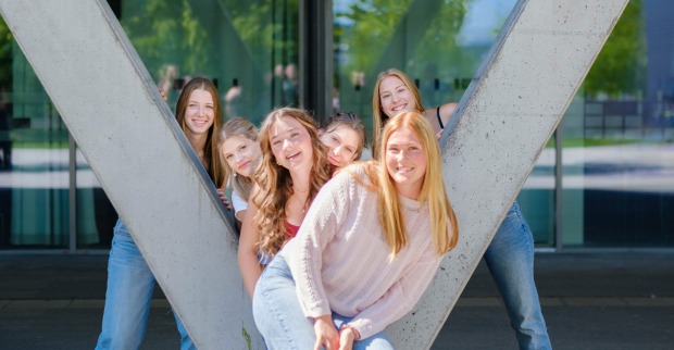 Schulmädchen posieren für ein Gruppenfoto | Credit: HBLW Ried