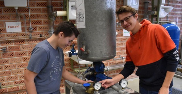 Zwei Schüler bei technischen Arbeiten | Credit: HTL Mistelbach