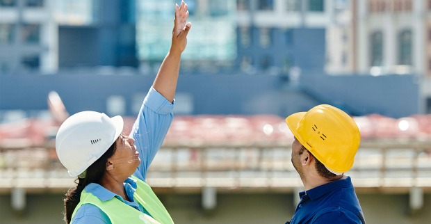 Frau und Mann mit Schutzhelm auf der Baustelle | Credit: Mikael_Blomkvist/Pexels