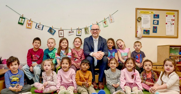 Der Linzer Bürgermeister Dietmar Prammer beim Besuch eines Kindergartens | Credit: Andreas Brugger