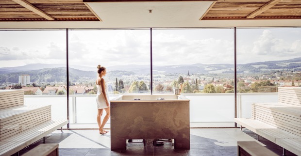 Frau in einer Sauna | Credit: Hotel &amp; Therme NOVA/Die Abbilderei