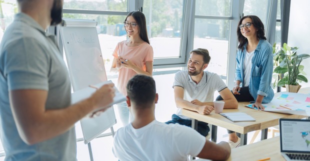 Trainer mit Kursgruppe | Credit: Maruzhenko Yaroslav/AdobeStock