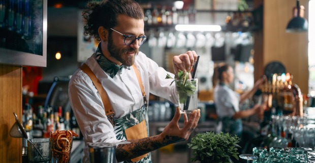 Junger Gastronom hinter der Theke | Credit: drazen_zigic/AdobeStock