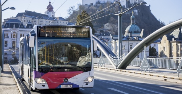 Regionalbus auf Staatsbrücke in Salzburg.