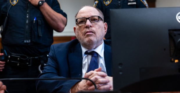 Harvey Weinstein sitzt während eines Gerichtstermins in New York vor einem Bildschirm