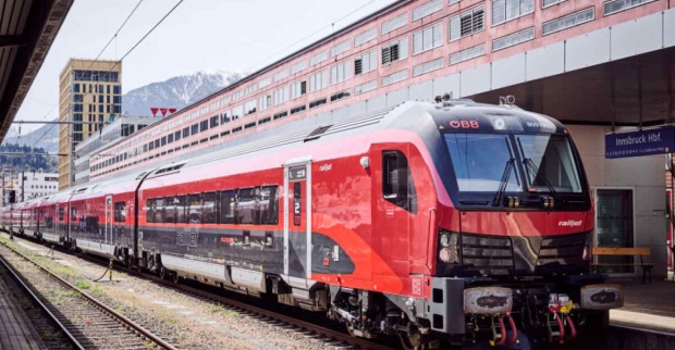 ÖBB-Zug am Innsbrucker Hauptbahnhof, der nach einem Kühlmittelaustritt kurzzeitig evakuiert worden ist.