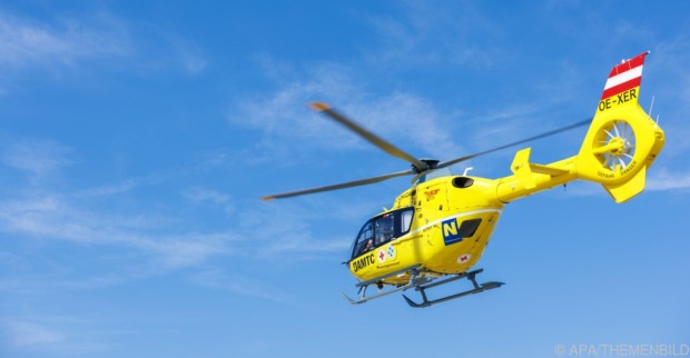 ÖAMTC-Rettungshubschrauber im Einsatz nach schwerem Unfall mit Kindergartenbus und Lkw in Oberösterreich