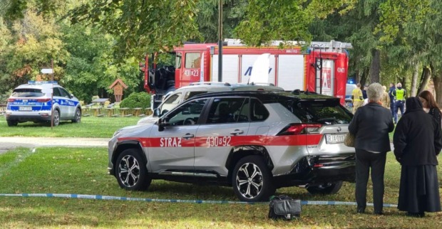 Polizei und Feuerwehr im Einsatz nach der Messer-Attacke bei einem Kloster in Jaroslaw in Polen.