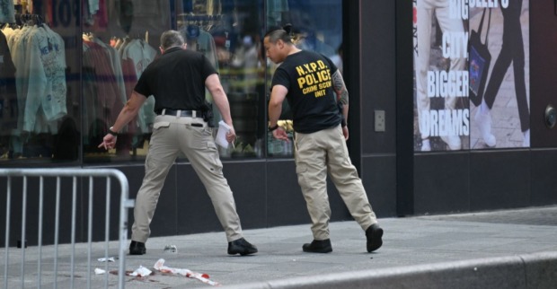 NYPD-Ermittler untersuchen den Tatort nach der tödlichen Messerattacke am Times Square in New York.