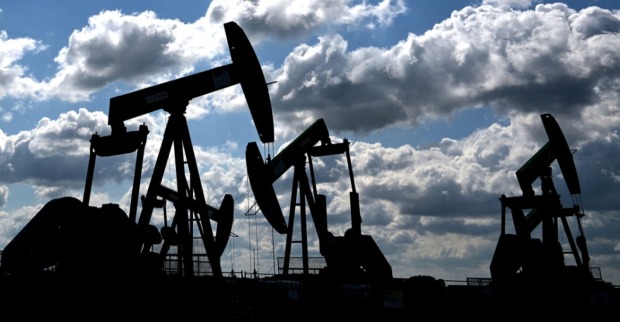 Ölpumpen vor bewölktem Himmel – steigende Ölpreise durch Eskalation zwischen USA und Iran