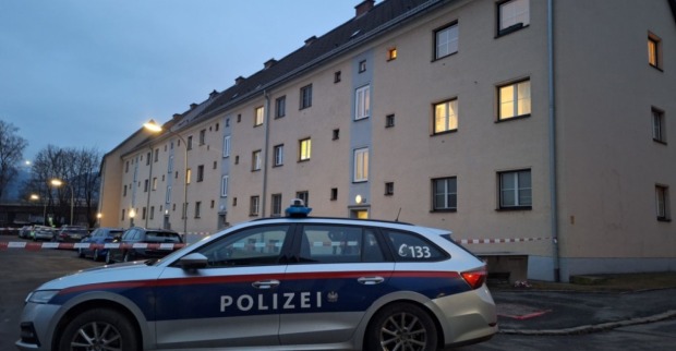 Polizeiauto vor einem abgesperrten Wohnhaus in Leoben nach dem Tod eines elfjährigen Buben