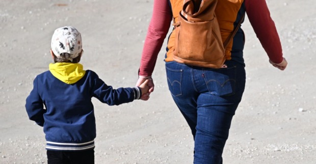 Mutter geht mit ihrem Kind Hand in Hand – die Sozialhilfe-Reform sorgt für Kritik an den geplanten Leistungen für Kinder.