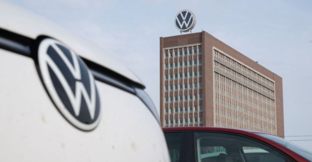 Volkswagen-Werk mit VW-Logo in Wolfsburg vor dem geplanten Stellenabbau im Konzern