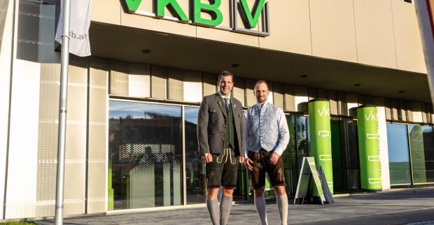 Gmundens Bürgermeister Stefan Krapf und VKB-Generaldirektor Markus Auer vor dem neuen VKB Kompetenzzentrum Gmunden.
