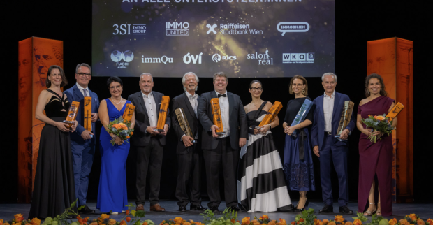 Zehn Personen in Galakleidung mit ihren Trophäen