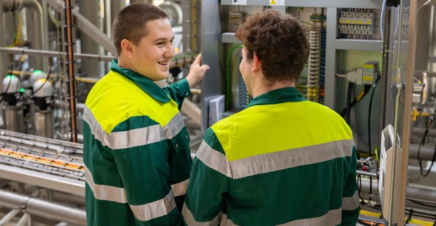 Zwei Lehrlinge bei der Arbeit im Betrieb | Credit: Dominik Kusel/Pixero
