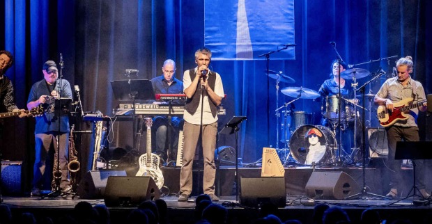 Eine Band auf einer Bühne
