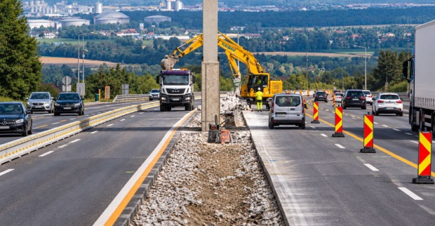 Baustelle auf der A1 Westautobahn mit verengten Fahrspuren