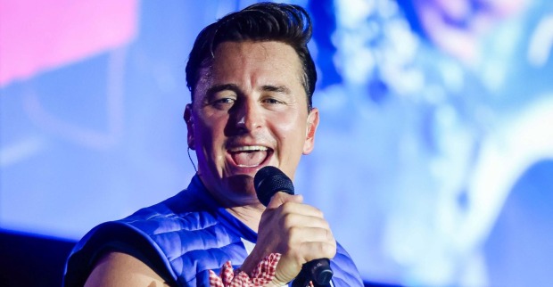 Andreas Gabalier singt bei einem Auftritt auf der Bühne ins Mikrofon.