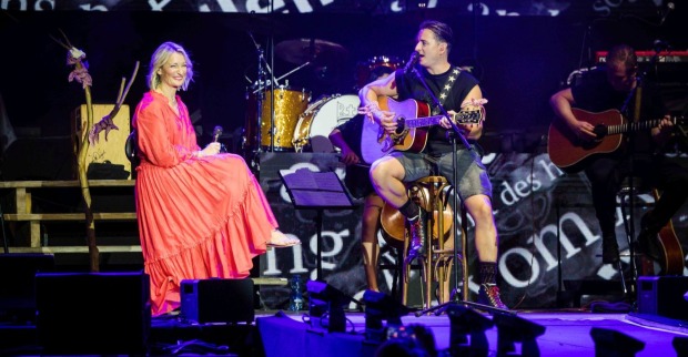 Andreas Gabalier und Monika Gruber gemeinsam auf der Bühne. Gruber lobt Gabalier nach seinem Auftritt beim Glücksgefühle Festival.