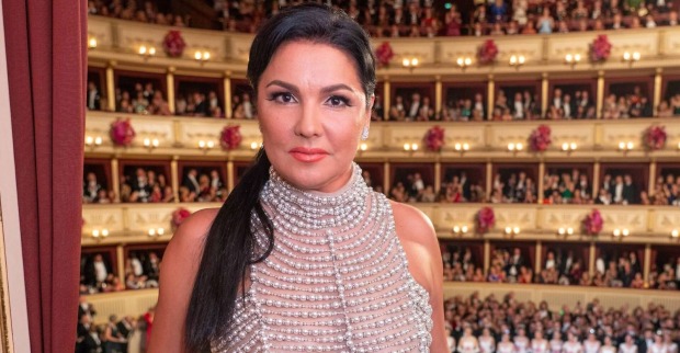 Anna Netrebko bei einem festlichen Auftritt in einem Opernhaus/ Netrebko überrascht mit ihrem Comeback