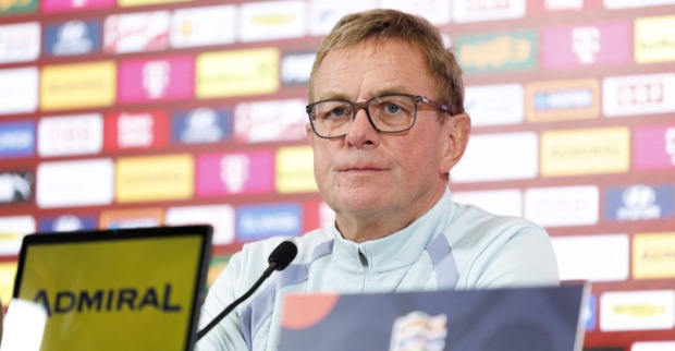 Ein Mann mit Brille sitzt vor einem Mikrofon