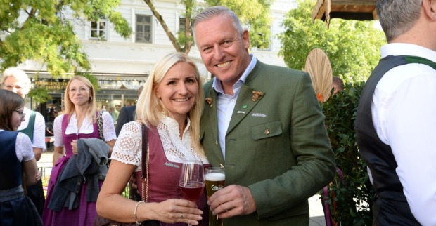 Ein Mann und eine Frau lächeln in die Kamera