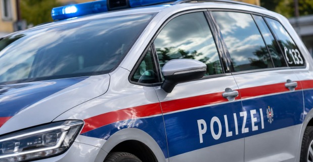 Österreichischer Polizeiwagen mit Blaulicht als Symbolbild für den tödlichen Polizeieinsatz in Bad Vöslau.