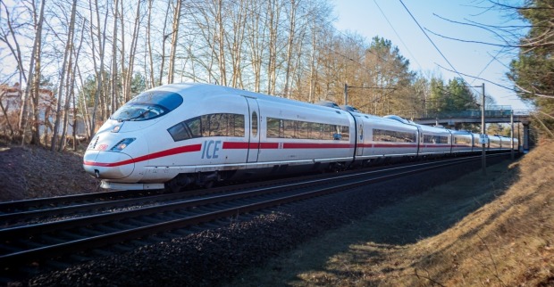 Nach der tödlichen Kollision eines ICE mit einem Lkw in Hamburg erhebt die Staatsanwaltschaft Anklage gegen den 36-jährigen Lastwagenfahrer.