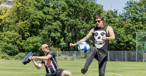 Marco Pogo und Roman Gregory beim Band Fußball Cup in Wien auf dem Sportplatz