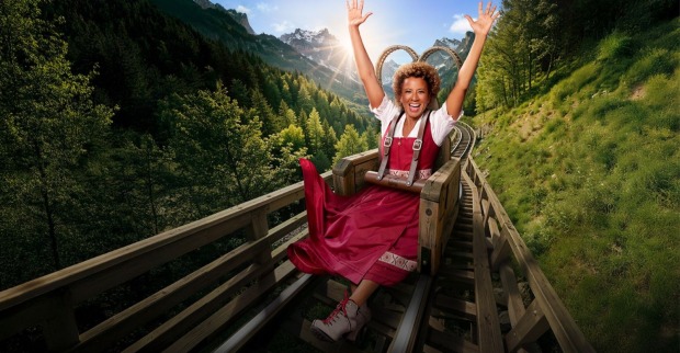 „Bauer sucht Frau“ 2026: Moderatorin Arabella Kiesbauer im Dirndl vor österreichischer Bergkulisse