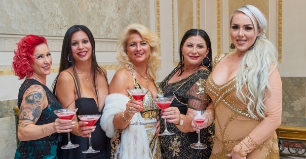 Lugners Tierchen Sonja Schönanger, Nina Bruckner, Leontine „Kugelfisch“ und Lydia Kelovitz gemeinsam bei einem Event.