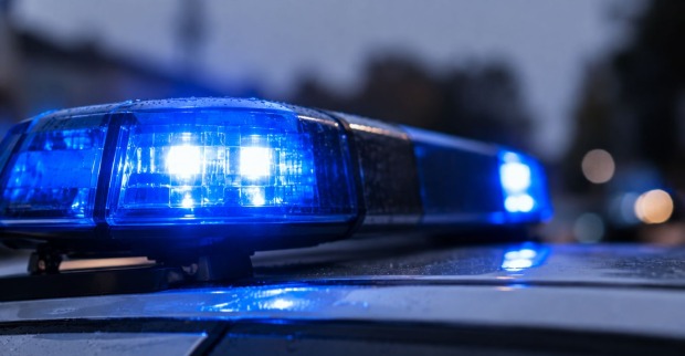 Blaues Blaulicht auf einem Einsatzfahrzeug bei einem Arbeitsunfall in Tirol