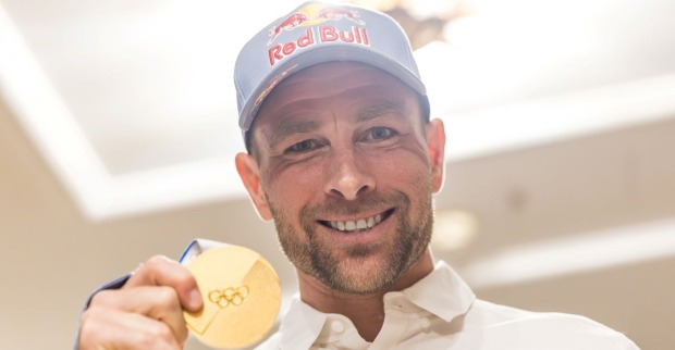 Benjamin Karl strahlt mit seiner Olympia-Goldmedaille