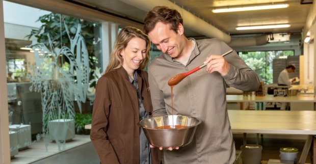 Anna und Franz Berger mit Schokolade.