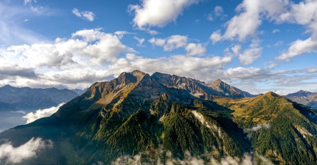 Berglandschaft bei Finkenberg in Tirol nahe dem Olperer, wo zwei Bergsteiger in eine Gletscherspalte gestürzt und schwer verletzt worden sind.