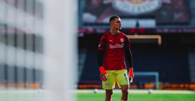 Christian Zawieschitzky vor einem Bundesliga-Spiel mit RB Salzburg.