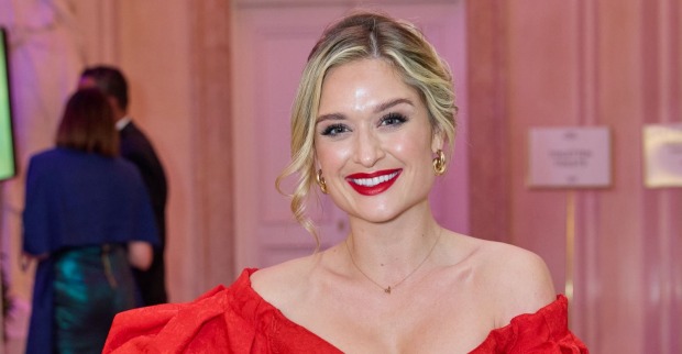 Corinna Kamper lächelt in einem roten Kleid in die Kamera. Die ehemalige Rennfahrerin meldet sich nach einer ruhigeren Zeit auf Instagram zurück.