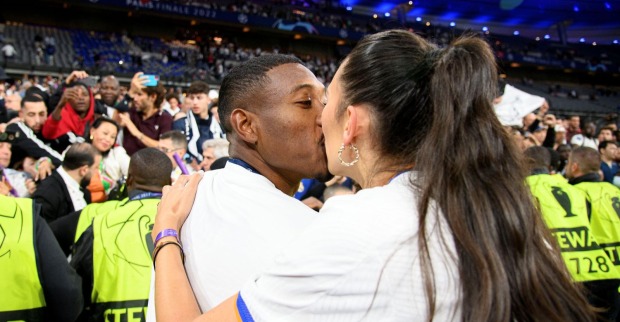 David Alaba küsst seine Frau Shalimar bei einer gemeinsamen Feier im Stadion.