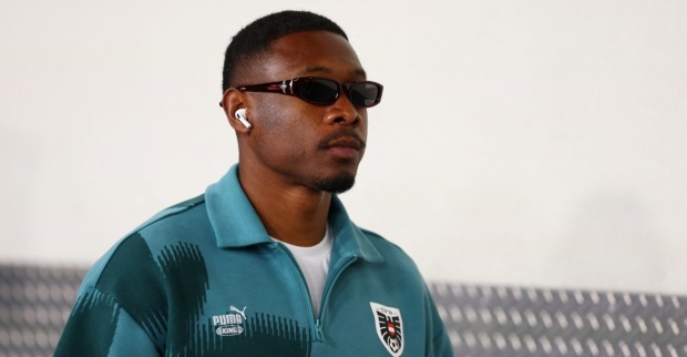 David Alaba mit Sonnenbrille und ÖFB-Oberteil. Der österreichische Fußballstar ist derzeit vereinslos