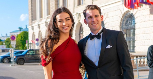 Dominic Thiem im schwarzen Smoking neben seiner Freundin Lili Paul-Roncalli im roten Kleid bei einem gemeinsamen Auftritt in Wien.