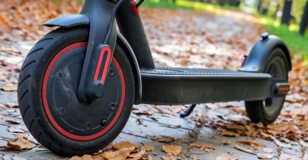 E-Scooter auf einem Weg als Symbolbild für den schweren E-Scooter-Unfall in Wien-Donaustadt.