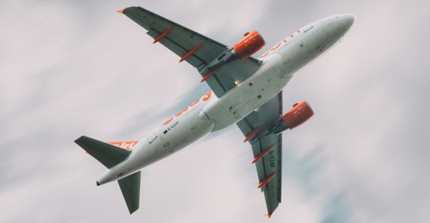 easyJet-Flugzeug im Flug – Airline steht vor Streiks im Oktober und vor Weihnachten