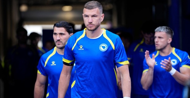Edin Džeko im Trikot der Nationalmannschaft von Bosnien und Herzegowina/ Er verabschiedet sich von der bosnischen Nationalmannschaft