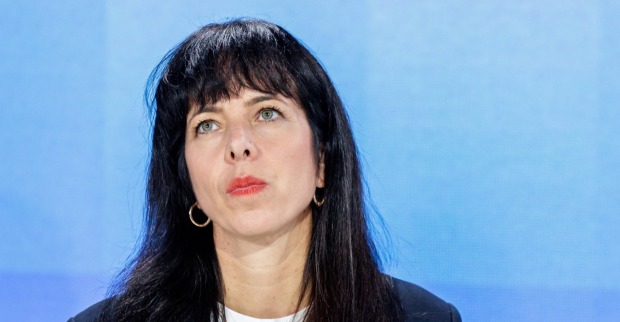 Elif Eralp wurde 1981 geboren und ist Juristin.