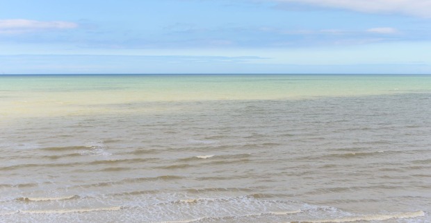 Nordsee mit unterschiedlich gefärbten Wasserflächen unter blauem Himmel